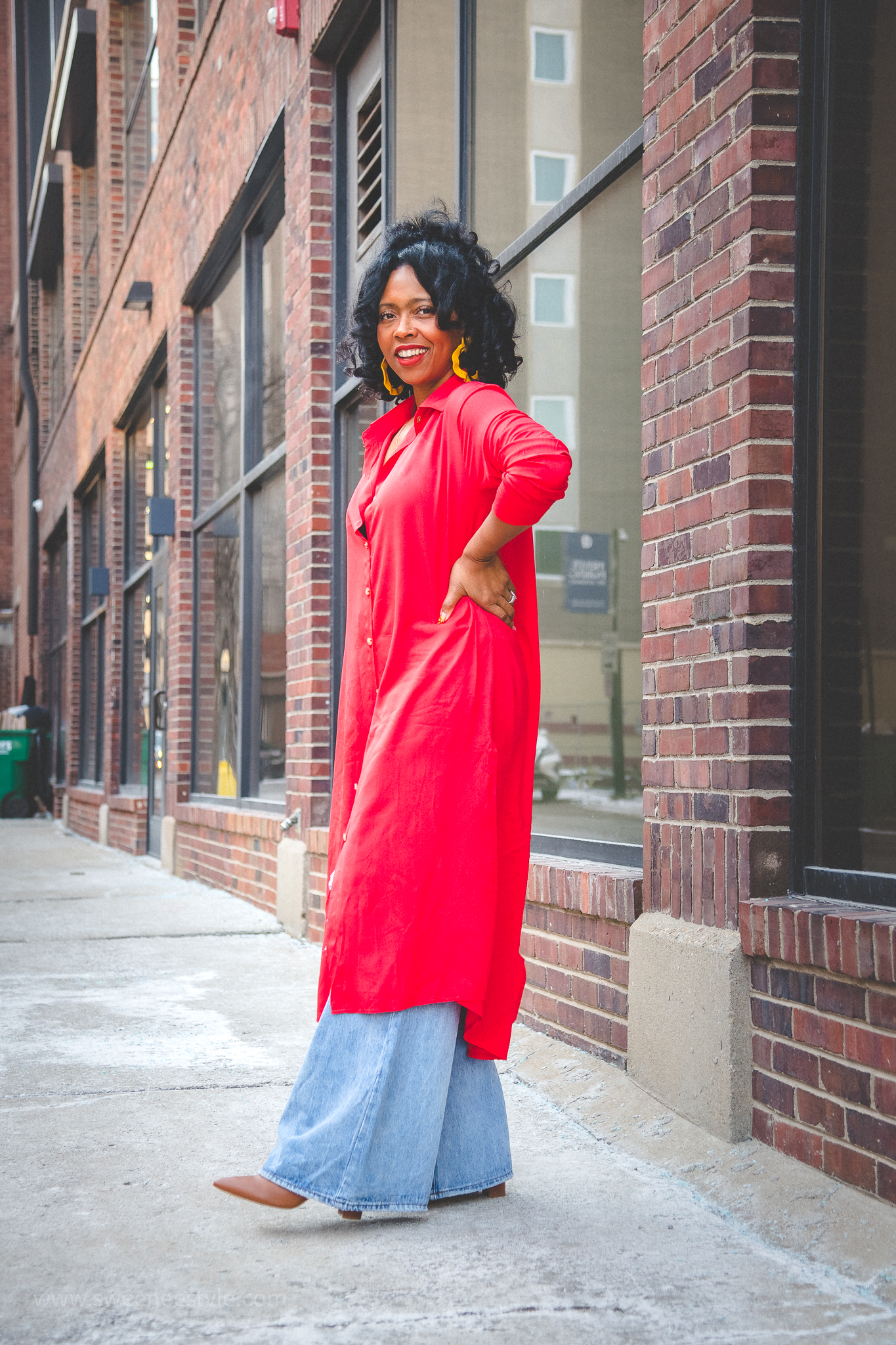 sweeneestyle, sweenee, how to wear wide leg jeans, how to wear distressed denim, long shirt dress, button down dress, natural hair, easy outfit idea,