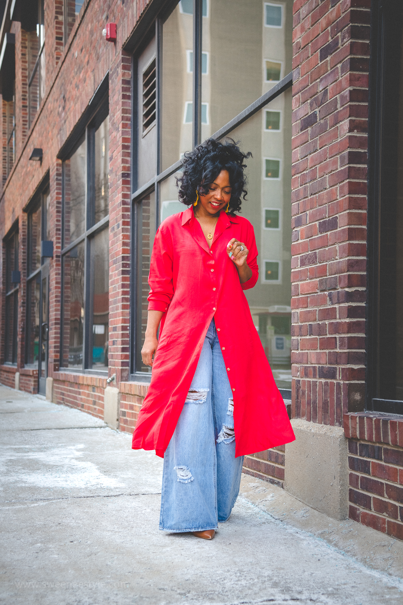 sweeneestyle, sweenee, how to wear wide leg jeans, how to wear distressed denim, long shirt dress, button down dress, natural hair, easy outfit idea,