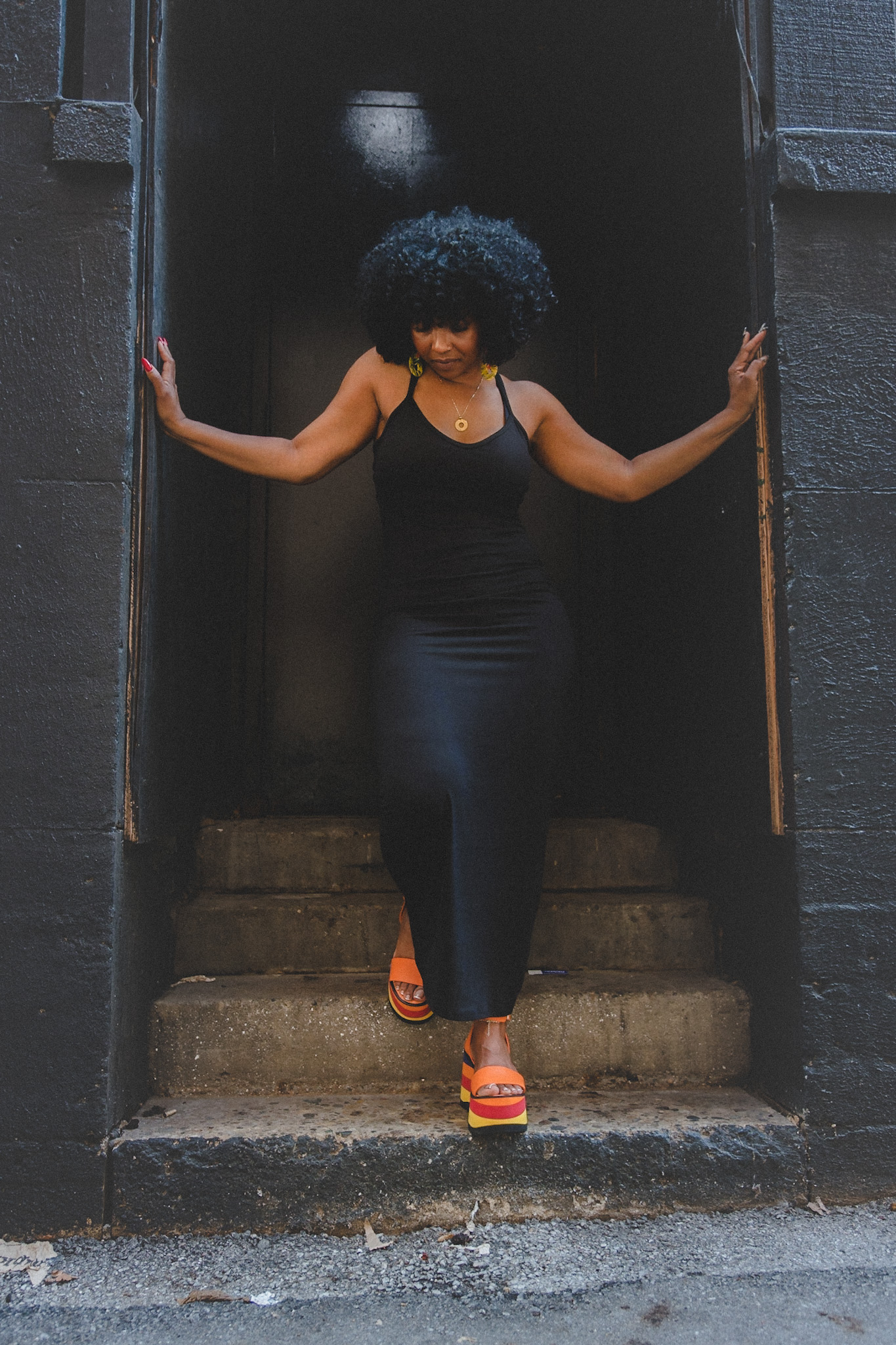 SWEENEE STYLE, INDIANAPOLIS FASHION BLOG, EASY OUTFIT IDEAS, SUMMER OUTFIT IDEA, HOW TO WEAR CLASSICS, BLACK DRESS OUTFIT IDEAS, FREE PEOPLE, NATURAL HAIRSTYLES, WASH & GO